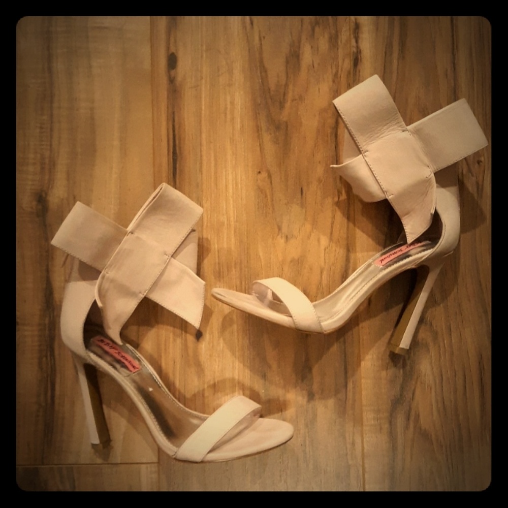 Betsey Johnson Light Pink Friskyy Bow Heels. - Picture 3 of 10